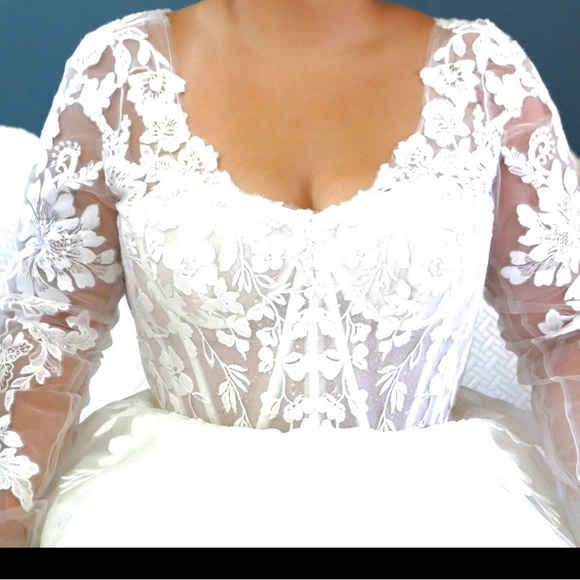 Chic White Floral Lace Wedding Dress - Picture 1 of 5